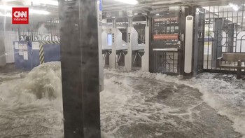 VIDEO: Detik-detik Genangan Banjir Masuk Kereta Bawah Tanah New York