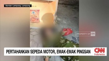 VIDEO: Pertahankan Sepeda Motor, Emak-Emak Pingsan