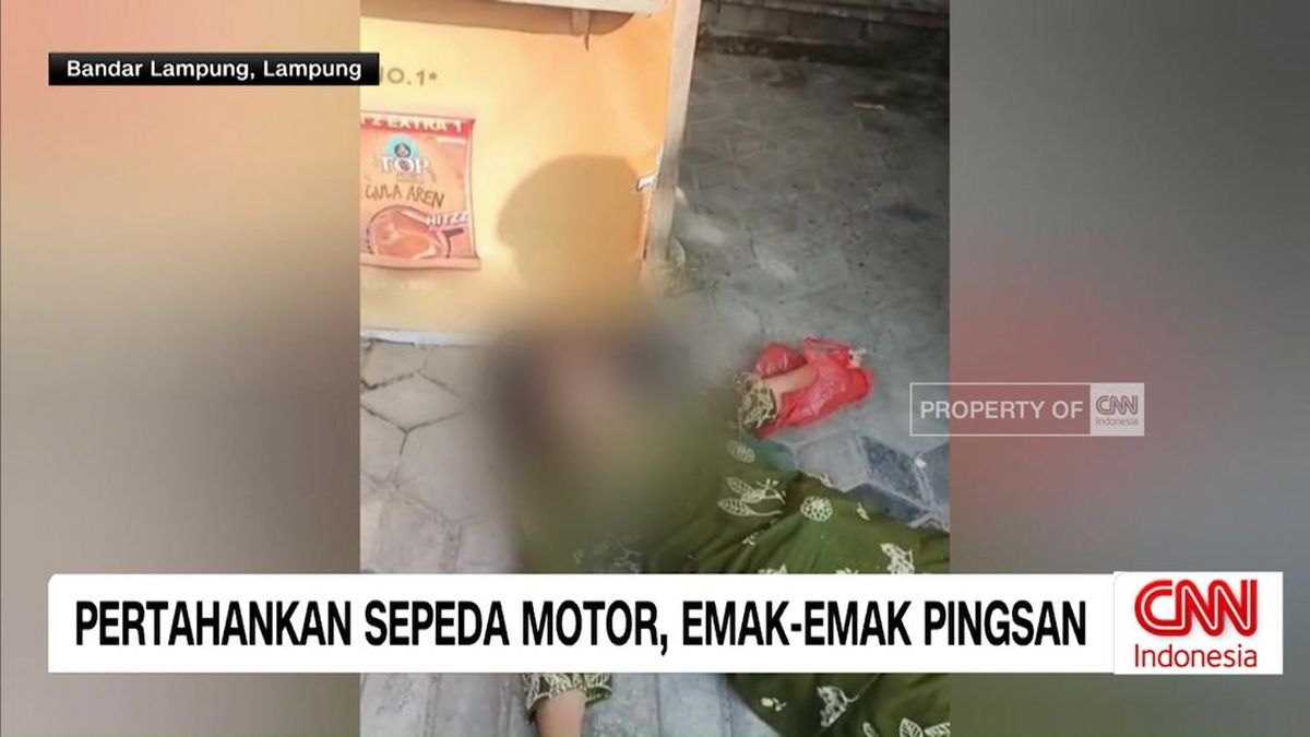 VIDEO: Pertahankan Sepeda Motor, Emak-Emak Pingsan