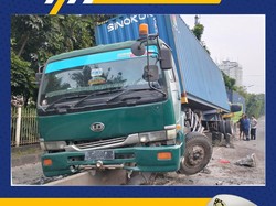 Truk Kontainer Tabrak Separator Jalan di Jakbar gegara Sopir Hilang Kendali