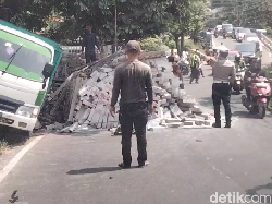 Truk Muatan Hebel Terguling di Tanjakan Jombang Tangsel, Lalin Macet