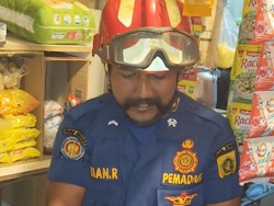 Ular Sanca 1,5 Meter Bikin Panik Pemilik Warung di Bogor, Damkar Evakuasi