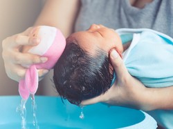 Waktu Mandi yang Tepat Agar Bayi Tidak Gampang Masuk Angin