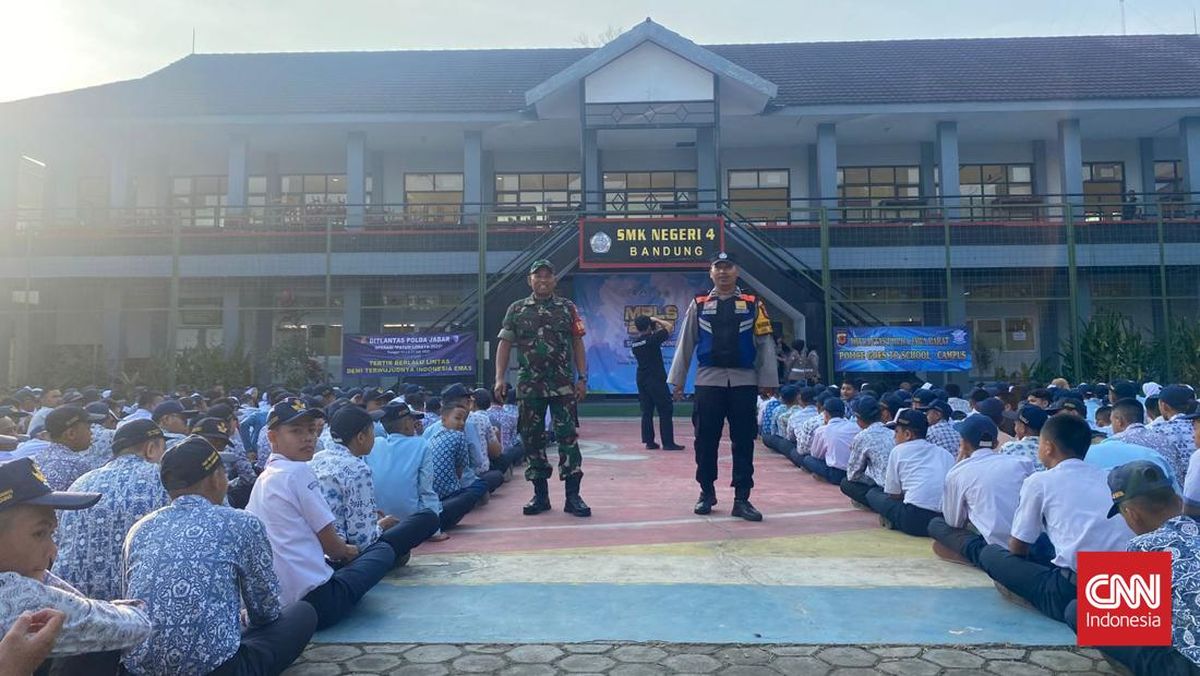 Momen Tentara dan Polisi Masuk Sekolah Beri Materi MPLS di Bandung
