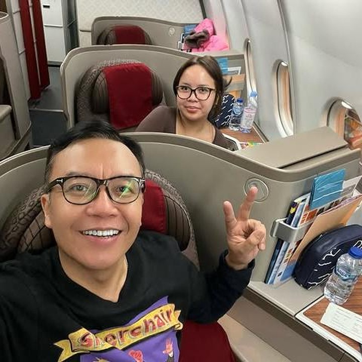 <p>Ari Lasso, penyanyi legendaris Indonesia yang dikenal lewat suara khas dan lagu-lagu hitnya, juga dikenal sebagai sosok Ayah yang dekat dengan empat anaknya. Ari dikaruniai empat anak bernama Ola, Odra, Abe, dan Alessandra Lasso. (Foto: Instagram @ari_lasso)</p>