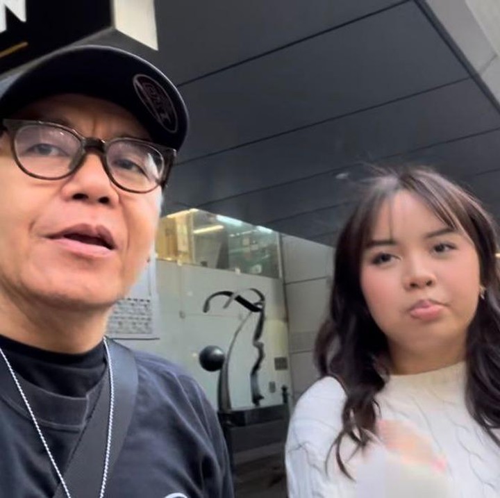 <p>Allesandra atau biasa disapa Allesa diketahui lahir pada Juli 2008. Di usia 17 tahun, ia memutuskan untuk melanjutkan pendidikan di luar negeri. Kini, putri bungsu Ari Lasso ini tengah memulai perjalanan pendidikannya di Australia. Baru-baru ini, Ari mengunggah momen berkesan ketika mengantar Alessandra berangkat sekolah di Australia. (Foto: Instagram @ari_lasso)</p>