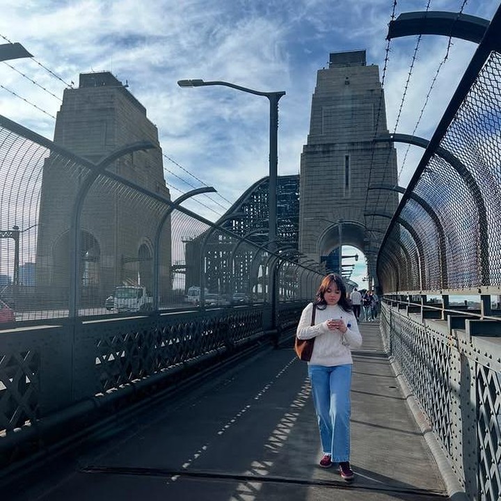 <p>Tak hanya itu, Ari juga menumpahkan rasa syukurnya lewat unggahan manis bareng Alessa. &ldquo;Enggak pernah mimpi bisa sekolahkan anak di luar negeri.. Matur nuwun Gusti..Semoga beruntung untuk tahun depan, Less @alessalsso,&rdquo; tulis Ari. (Foto: Instagram @ari_lasso)</p>
