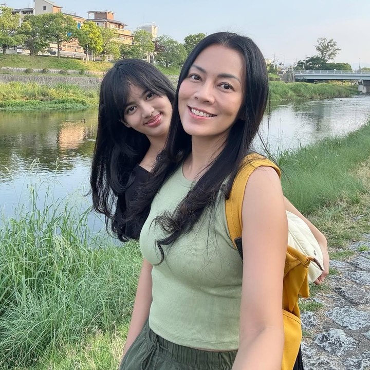 <p>Kehidupan keluarga artis Indonesia tampaknya tak luput dari perhatian publik. Salah satunya adalah putri Dewi Lestari yang kini telah beranjak menjadi remaja dengan paras cantik, Bunda. (Foto: Instagram@deelestari)</p>