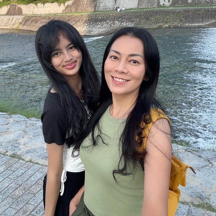 <p>Dewi termasuk salah satu Bunda artis yang sering mengabadikan momen bersama keluarganya. Belum lama ini, ia pun membagikan beberapa momen saat liburan keluarga ke Tokyo, Jepang.&nbsp;(Foto: Instagram@deelestari)</p>