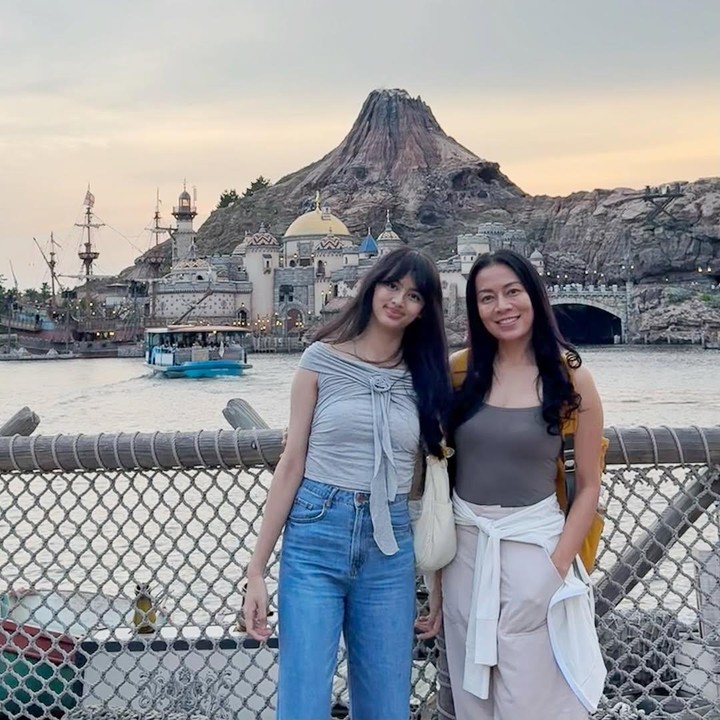 <p>Meski baru beranjak remaja, Atisha memiliki tinggi badan yang sudah melebihi sang Bunda. Bahkan, tak sedikit netizen yang menyebut mereka seperti kakak-adik. &ldquo;Kayak bareng adik perempuan cantikk bgttt bu surii,&rdquo; tulis akun <em>@rina.lo****.</em> &ldquo;Ini sih adik kakak yes,&rdquo; tulis akun <em>@deval****.&nbsp;</em>(Foto: Instagram@deelestari)</p>