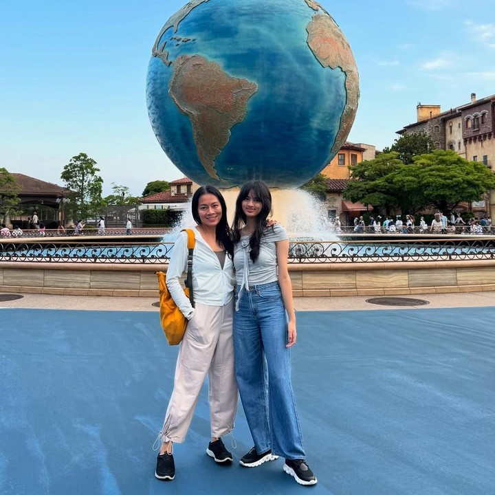 <p>Hal tersebut diketahui langsung melalui foto-foto yang diunggah di akun Instagram pribadinya. Pada <em>postingan</em> itu, Dewi juga terlihat cukup sering foto bersama sang putri, Atisha Prajna Tiara.&nbsp;(Foto: Instagram@deelestari)</p>