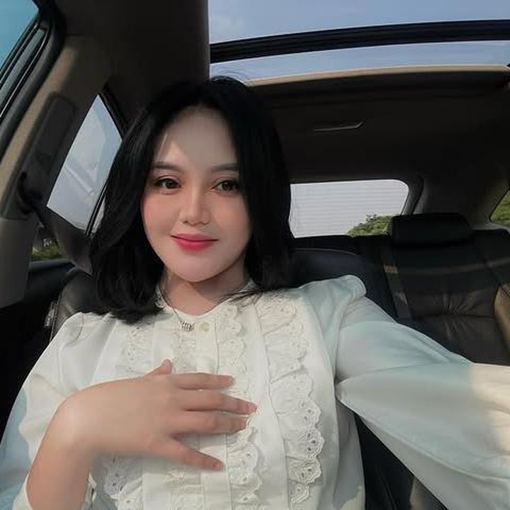 <p>Dalam satu potret, Tia tampil cantik mengenakan dress putih. Gayanya yang simpel dan natural semakin menambah daya tariknya di mata publik. (Foto: Instagram @tiaseptianna_)</p>