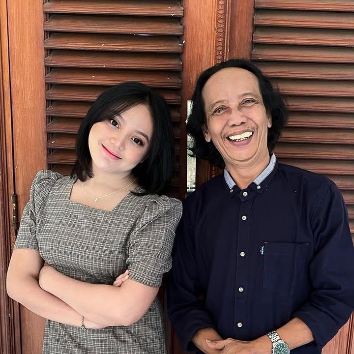<p>Mandra, pelawak senior yang dikenal lewat berbagai sinetron Betawi, telah membina rumah tangga dengan Mila Juwita Sari sejak 1997 dan dikaruniai dua anak perempuan, yakni Tia Septiana dan Sherly Oktaviana. Putri sulungnya, Tia Septiana, lahir pada 21 September 2000 dan kini terlihat tumbuh menjadi sosok yang cantik dan anggun. (Foto: Instagram @mandra_ys)</p>