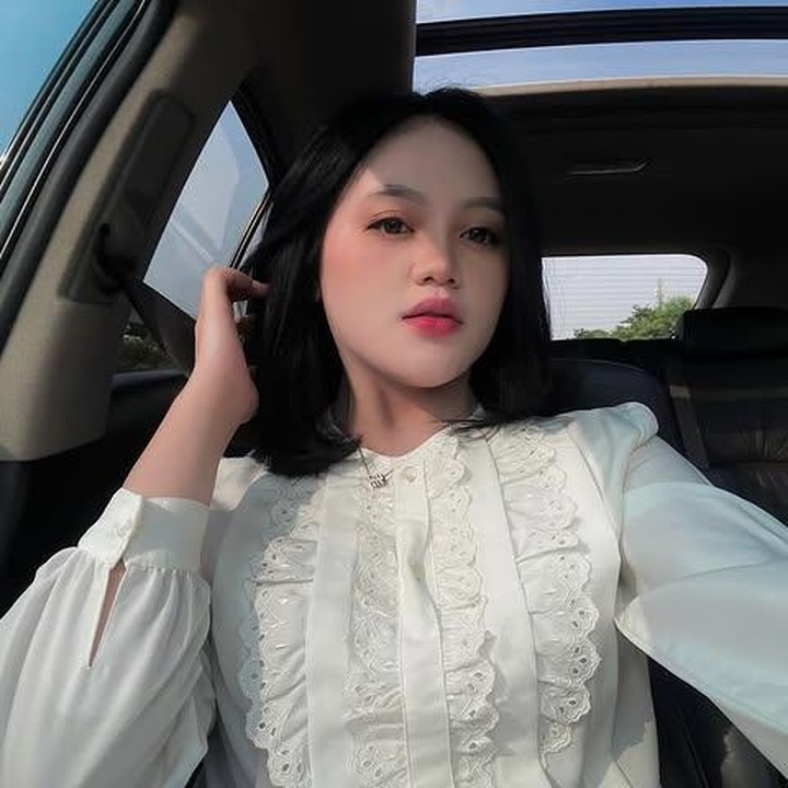 <p>Sebagai anak dari komedian legendaris, Tia Septiana pun sempat menunjukkan ketertarikannya pada dunia hiburan. "Sekarang lagi tertarik di dunia peran, akting. Cuman lagi (mendahulukan) di dunia pendidikan saja,&rdquo; ujar Tia dalam acara Rumpi No Secret, mengutip dari Youtube <em>TRANS TV Official</em>, Rabu (16/07/2025). (Foto: Instagram @tiaseptianna_)</p>