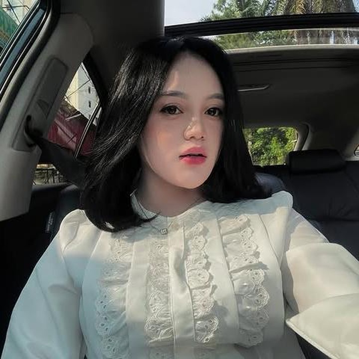 <p>Tia sering mencuri perhatian dengan gaya yang simpel, seperti dalam foto ini saat ia mengenakan <em>dress</em> putih. Penampilannya yang natural semakin menambah daya tariknya di mata publik. (Foto: Instagram @tiaseptianna_)</p>