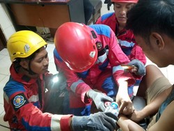 Damkar Surabaya Dapat Tugas dari Polisi Buka Borgol Tahanan yang Macet