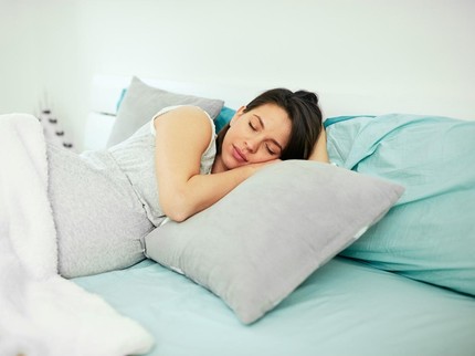 4 Posisi Tidur agar Bayi Sungsang Kembali Normal