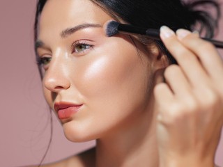 Waktu Dandan Mepet? 3 Produk Sculpting Wajah Multi Fungsi Ini Solusinya