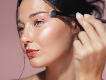 11 Rekomendasi Highlighter yang Bikin Makeup Lebih Stand Out