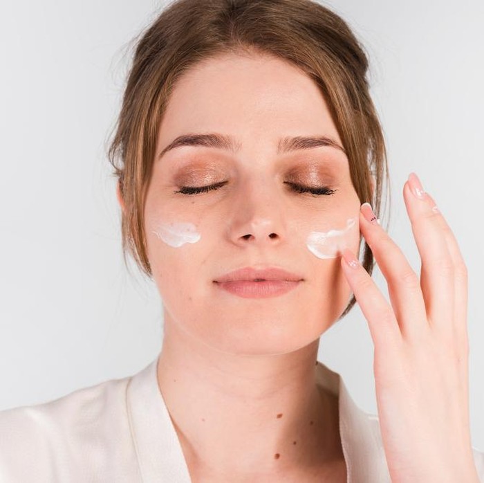 Ilustrasi orang menggunakan sunscreen/Foto: Freepik.com/freepik