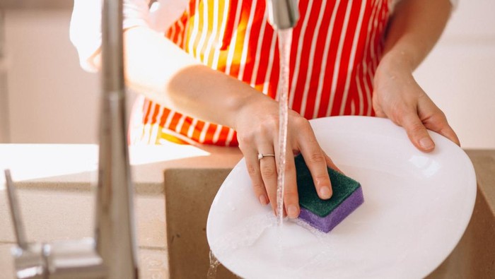 Praktis, Ini 4 Cara Mengatasi Bau Tak Sedap Menempel pada Piring yang Sudah Dicuci