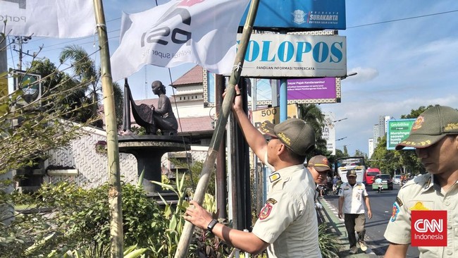 Pemerintah Kota (Pemkot) Solo mencopot ratusan bendera Partai Solidaritas Indonesia (PSI) di sejumlah titik.