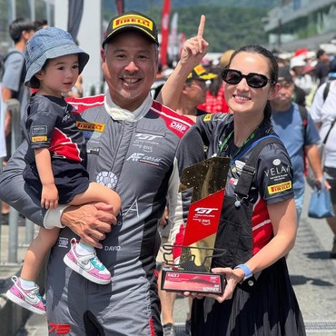 Istri Bucin, Ini 7 Potret Julie Estelle Setia Dampingi Suami Pebalap Tanding di Jepang