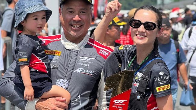 Istri Bucin, Ini 7 Potret Julie Estelle Setia Dampingi Suami Pebalap Tanding di Jepang