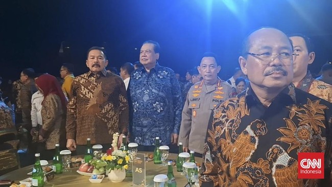 Founder and Chairman Transcorp Chairul Tanjung hingga Menko Pangan Zulkifli Hasan menghadiri malam puncak Hoegeng Awards 2025, pada Rabu (16/7) malam.
