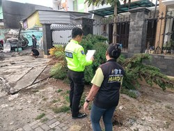 Honda Jazz dan Pengemudinya Terbakar Usai Tabrak Kios Bensin di Malang