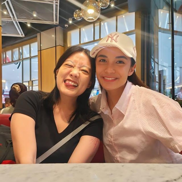 <p>Baru-baru ini, Leony membagikan momen kebersamaannya dengan aktris cantik Chelsea Olivia melalui Instagram pribadinya. Foto itu langsung menyita perhatian warganet karena kemiripan wajah yang mencolok di antara keduanya. (Foto: Instagram @leonyvh)</p>
