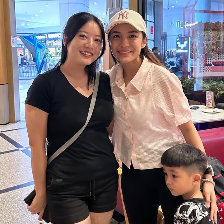 <p>Julukan "adiknya Leony" untuk Chelsea bahkan sudah melekat sejak awal kariernya di dunia hiburan. Menariknya, Chelsea sendiri pernah mengatakan, bahwa ia mengidolakan Leony sejak kecil, lho! (Foto: Instagram @leonyvh)</p>