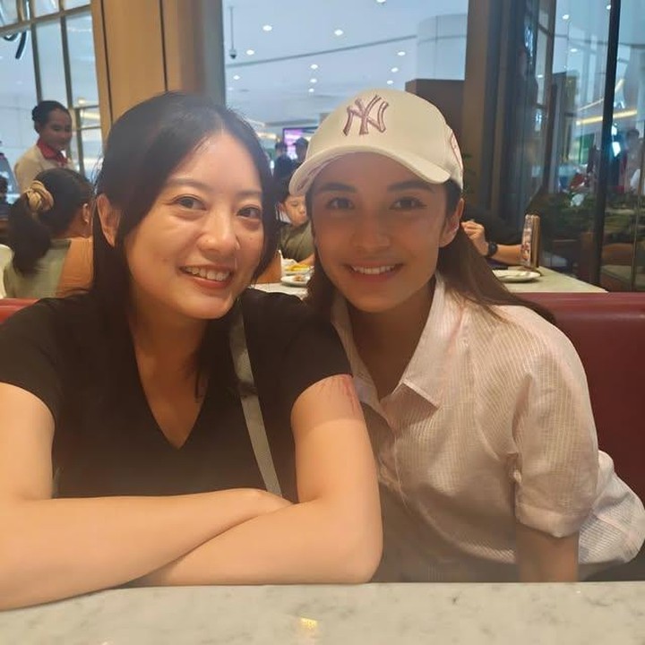<p>Leony Vitria Hartanti bukanlah nama baru di dunia hiburan Tanah Air. Dikenal sejak kecil sebagai personel Trio Kwek-Kwek, Leony kini masih aktif di dunia <em>entertainment</em> dan media sosial dengan pesonannya yang tak luntur dimakan oleh waktu. (Foto: Instagram @leonyvh)</p>