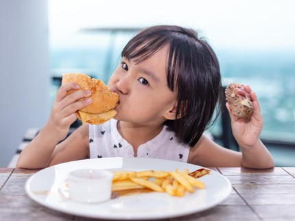 7 Makanan Pemicu yang Bisa Sebabkan Kanker Darah pada Anak