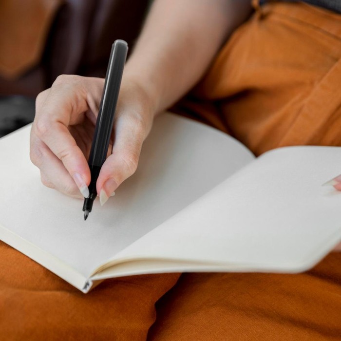Menulis Catatan/Foto: Freepik/freepik