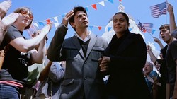 Akting Shah Rukh Khan Peluk Wanita Lain Ternyata Bikin Istri Cemburu