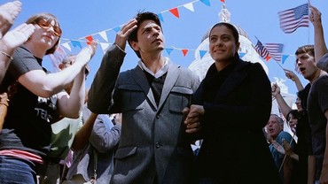 Akting Shah Rukh Khan Peluk Wanita Lain Ternyata Bikin Istri Cemburu