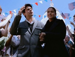 Akting Shah Rukh Khan Peluk Wanita Lain Ternyata Bikin Istri Cemburu