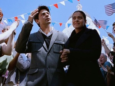 Akting Shah Rukh Khan Peluk Wanita Lain Ternyata Bikin Istri Cemburu