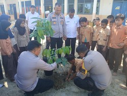 Polres Rohul Bersama Pelajar hingga Santri Tanam Pohon di 10 Lokasi