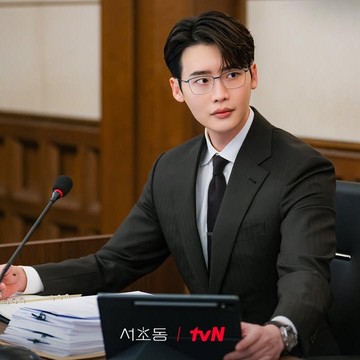 3 Gaya Aktor Tampan Lee Jong Suk sebagai Pengacara, Terbaru di Law and the City