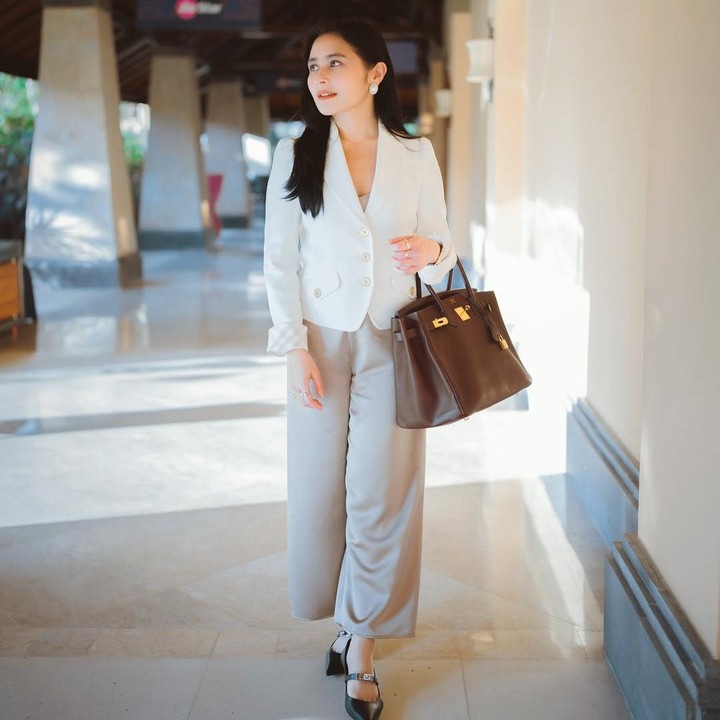 <p>Nama Prilly Latuconsina tampaknya tak pernah lepas dari sorot publik. Bukan hanya karena prestasi dan kemampuannya dalam berakting, tetapi juga penampilan terbarunya yang terlihat semakin langsing usai menjalani program diet. (Foto: Instagram@prillylatuconsina96)</p>