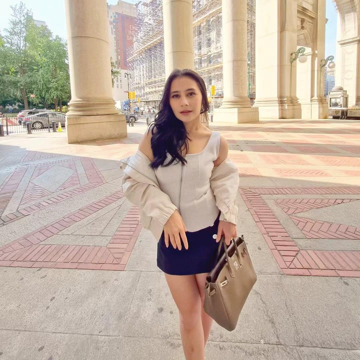 <p>Hal tersebut diketahui langsung melalui beberapa <em>postingan</em> terbaru Prilly yang diunggah di akun Instagram pribadi. Penampilannya itu berhasil membuat netizen salah fokus, Bunda.&nbsp;(Foto: Instagram@prillylatuconsina96)</p>