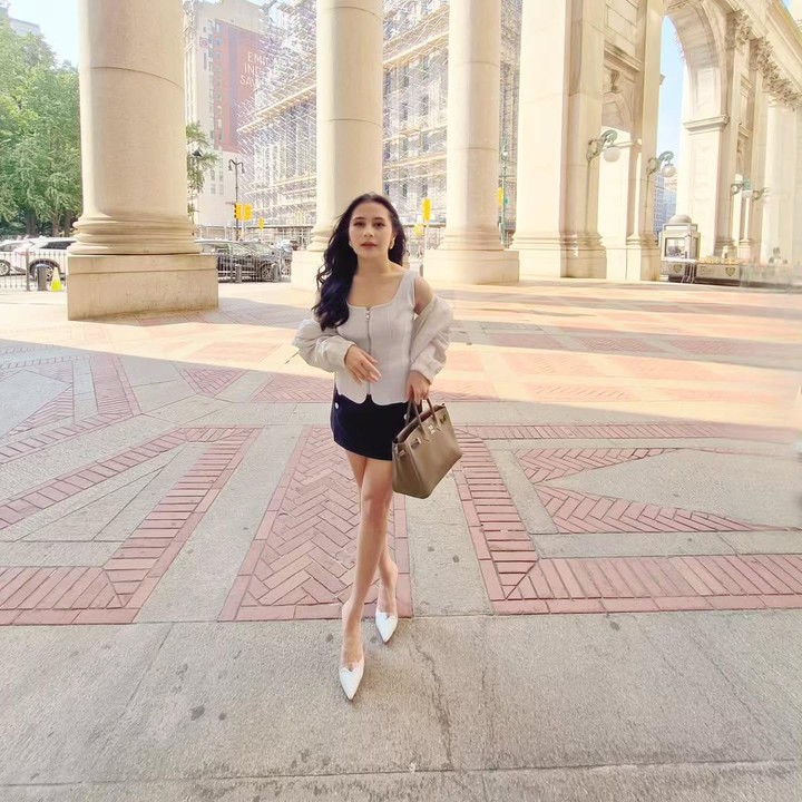 <p>Bahkan, tak sedikit dari mereka yang memberikan pujian untuk sang aktris. &ldquo;<em>Body</em> nya korea bgt,&rdquo; tulis akun <em>@kailaay****.</em> &ldquo;Prilly auranya cantik bgt, apalagi badannya terlihat <em>body goals</em> banget, rahasianya apa yaaa??&rdquo; tulis akun <em>@agnes.v*****.&nbsp;</em>(Foto: Instagram@prillylatuconsina96)</p>