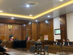 Razman Buka HP saat Jaksa Baca Tuntutan, Hakim Langsung Beri Teguran