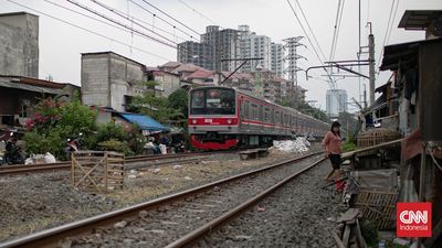 Warga beraktivitas di permukiman bantaran rel kereta api kawasan Pejompongan, Jakarta, Rabu (16/7/2025).