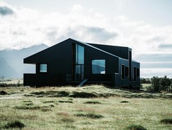 Jangan Pilih Warna Cat Hitam untuk Eksterior Rumah, Kenapa?