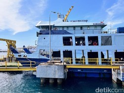 Turis Asing Tertahan di Kapal Imbas Truk Blokade Pintu Keluar Ketapang