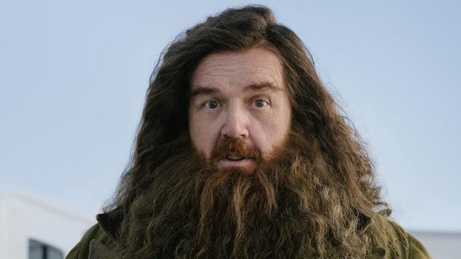 Setelah mengumumkan produksi dimulai, serial Harry Potter merilis foto perdana Nick Frost sebagai Hagrid.