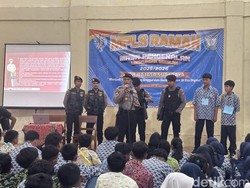 Polisi Sosialisasi Bahaya Gangster ke Ratusan Siswa Baru SMK Surabaya